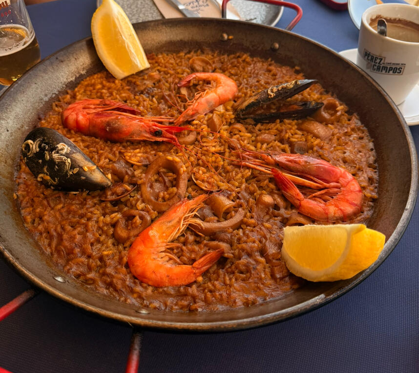 π₯ Arroz con mariscos - Arroz con mariscos β the signature of this coastline. Prawns, mussels, squid, and saffron-rich rice cooked together in one pan. Easy to make at home, impossible to forget.
